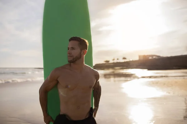 Ung Stilig Manlig Surfare Med Surfbräda Poserar Sandstrand Vid Solnedgången — Stockfoto