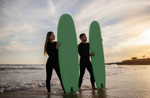 Sahilde Birlikte Sörf Yapan Genç Mutlu Bir Çift Okyanus Kıyısında — Stok fotoğraf