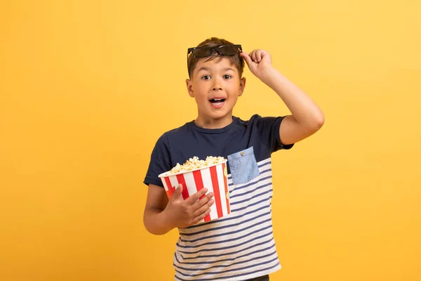 Kinderkino Unterhaltung Erstaunt Kleiner Junge Mit Popcorn Entfernen Von Gläsern — Stockfoto