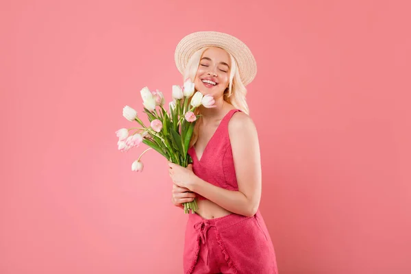 Inspirert Blond Kvinne Som Nyter Bukett Tulipaner Feirer Vårferie Poserer – stockfoto