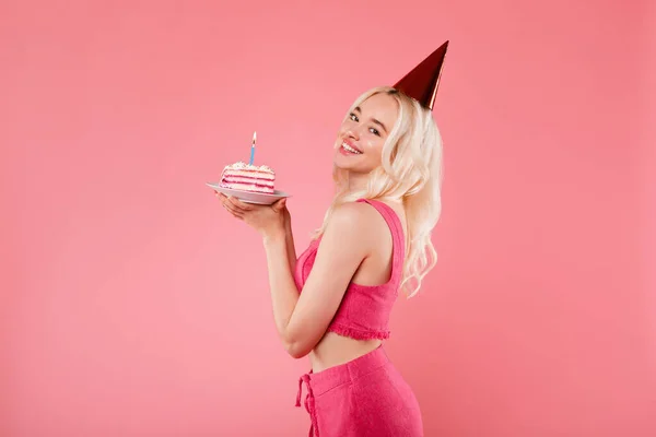 Encantadora Dama Feliz Sombrero Cono Celebración Pedazo Pastel Con Vela — Foto de Stock