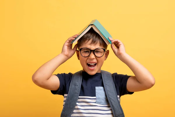 Erschöpfter Kaukasischer Schuljunge Mit Brille Rucksack Und Buch Auf Dem — Stockfoto