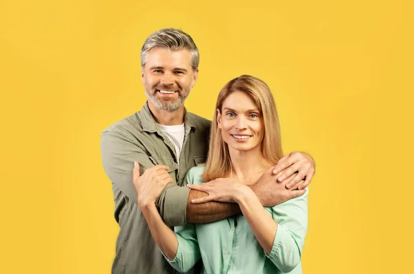 Sarışın Yakışıklı Bir Çiftin Sarılıp Sarmaş Dolaş Sarı Stüdyo Arka — Stok fotoğraf