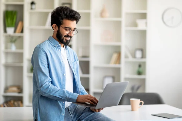Schöner Junger Indischer Freelancer Guy Mit Laptop Während Schreibtisch Hause — Stockfoto