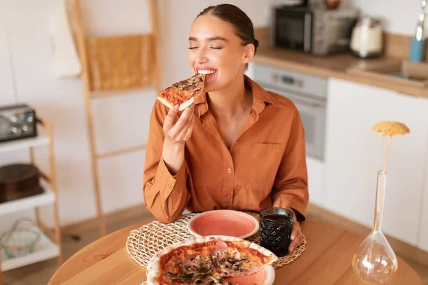 Pizza Perfection Satisfied Woman Delighting Her Kitchen Creation Enjoying Homemade — Stock Photo, Image