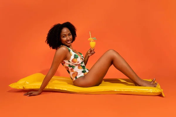 Koncept Letních Prázdnin Krásná Šťastná Mladá Černoška Stylových Tropických Plavkách — Stock fotografie