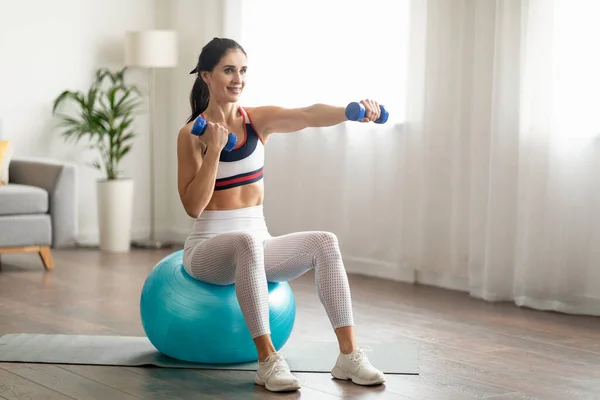 Thuis Workout Routine Concept Mooie Glimlachende Sportieve Brunette Jonge Vrouw — Stockfoto