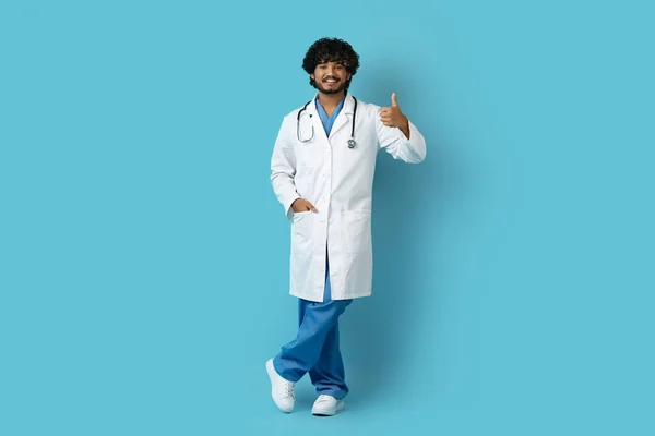 Orvosok Orvosi Személyzet Egészségügyi Dolgozók Boldog Vidám Jóképű Göndör Fiatal — Stock Fotó