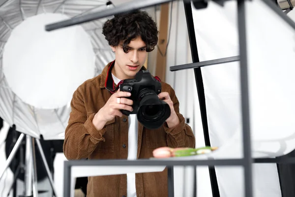 Genç Fotoğrafçı Dijital Kamera Kullanarak Modern Ekipmanlarla Çalışarak Çeşitli Tatlıların — Stok fotoğraf