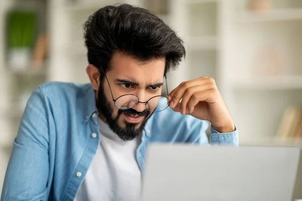 Indian Freelancer Guy Taking Glasses Looking Laptop Screen Shock Confused — Stock Photo, Image