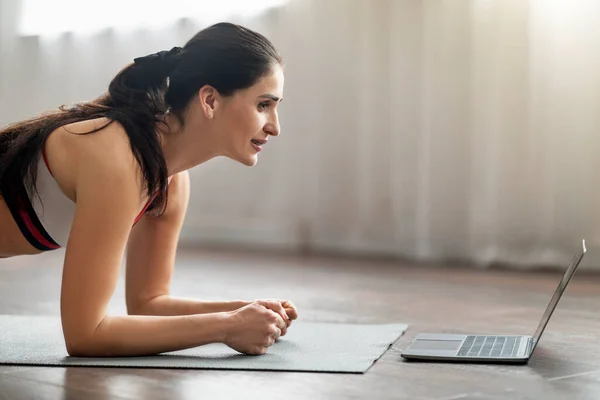 온라인 클래스 거실에서 위에서 운동을 미모의 레이디는 컴퓨터 공간을 사용하여 — 스톡 사진