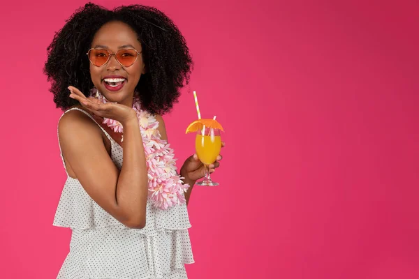 Cheerful Young Black Curly Lady Sunglasses Enjoys Tropical Cocktail Isolated — Stock Photo, Image