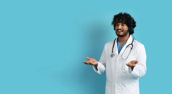 Stilig Ung Indian Man Vit Medicinsk Rock Läkare Har Online — Stockfoto