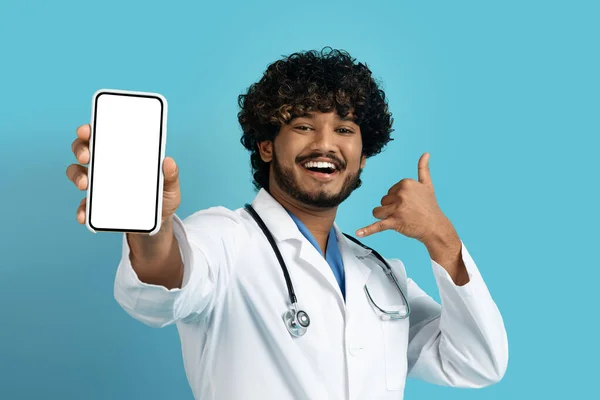 의사를 십시오 긍정적 곱슬곱슬 수염을 의사가 청진기를 스크린으로 핸드폰을 배경이라고 — 스톡 사진