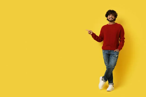 Reklam Teklif Anlaşma Mutlu Kıvırcık Sakallı Gündelik Kıyafet Giyen Sarı — Stok fotoğraf