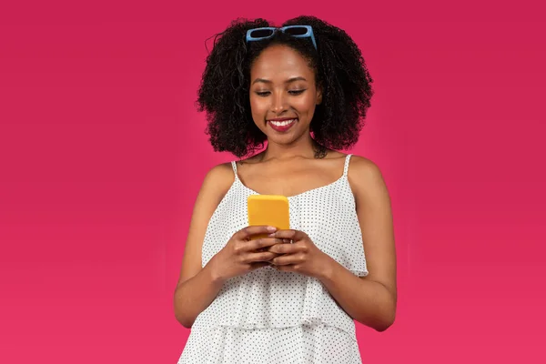 Vrolijke Jonge Zwarte Krullende Vrouw Typen Telefoon Chatten Sociale Netwerken — Stockfoto