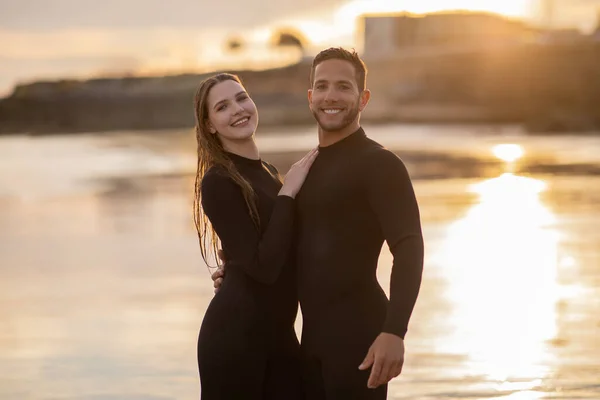 Felice Romantica Giovane Coppia Mute Che Abbracciano Sulla Spiaggia Tramonto — Foto Stock