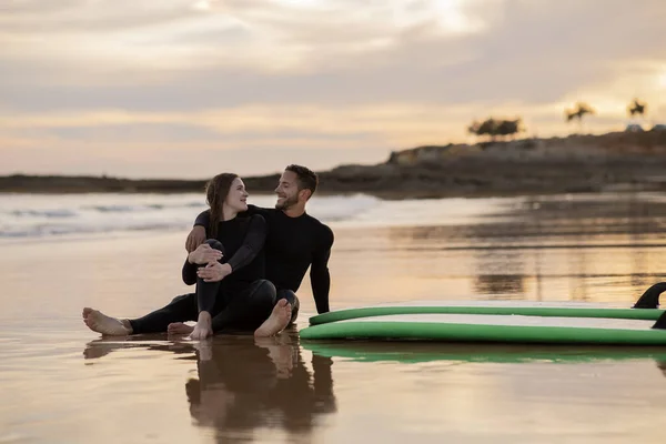 Ritratto Romantica Coppia Giovani Surfisti Che Rilassano Sulla Spiaggia Tramonto — Foto Stock