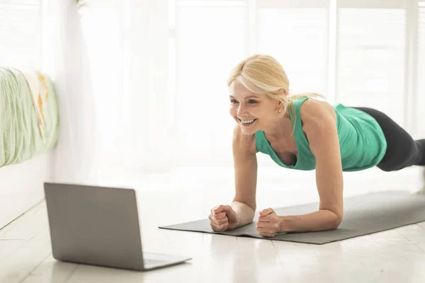 Sporty Senior Woman Making Plank Exersise Front Laptop Home Healthy — 스톡 사진