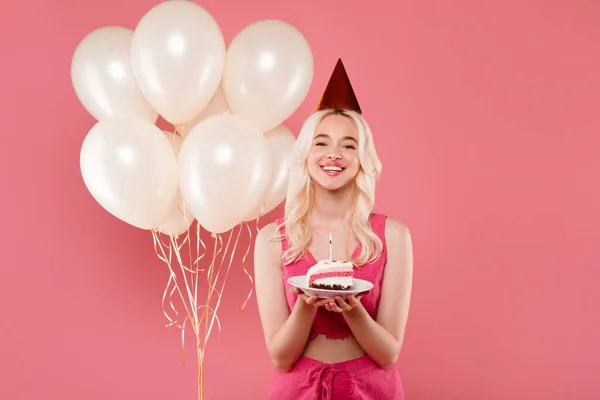 Lykkelig Europeisk Dame Partyhatt Som Poserer Nær Ballonger Holder Kakestykke – stockfoto