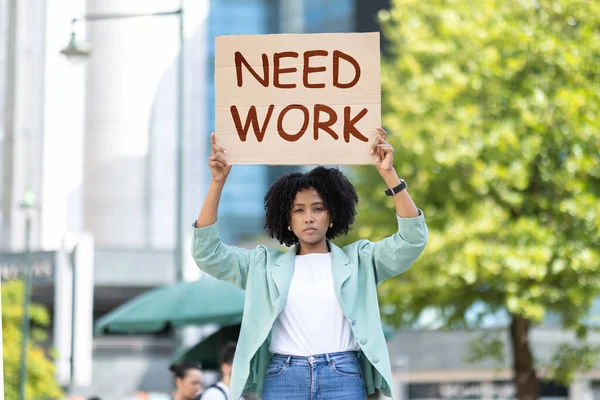 Determinado Sem Emprego Atraente Jovem Mulher Negra Vestindo Roupa Casual — Fotografia de Stock
