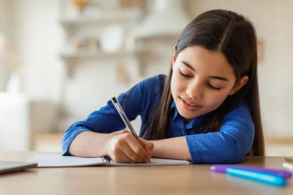 Aprendizaje Electrónico Escuela Árabe Chica Escribiendo Notas Mientras Estudia Con —  Fotos de Stock