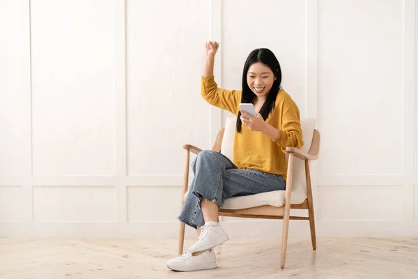 Känslomässig Glad Attraktiv Ung Asiatisk Kvinna Bär Casual Outfit Sitter — Stockfoto