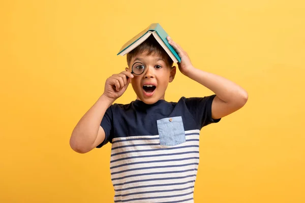 Spännande Nyfiken Unge Söt Skola Ålder Pojke Med Bok Huvudet — Stockfoto