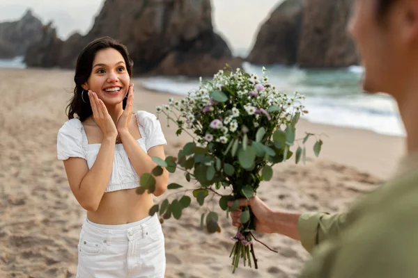 Feliz Pareja Increíble Teniendo Fecha Propuesta Matrimonio Playa Novio Amoroso —  Fotos de Stock
