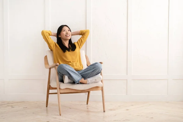 Relaxált Boldog Vonzó Fiatal Kínai Hölgy Visel Elegáns Alkalmi Ruhát — Stock Fotó
