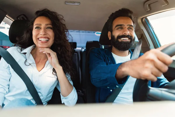 Glückliches Arabisches Paar Das Mit Dem Auto Den Sommerurlaub Fährt — Stockfoto