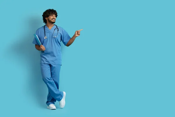 Glada Stilig Ung Indian Man Blå Medicinsk Arbetskläder Kirurg Medicinsk — Stockfoto