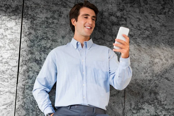 Портрет Щасливого Красивого Молодого Бізнесмена Офіційному Вбранні Допомогою Телефону Посмішки — стокове фото