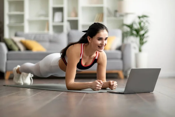 Positieve Sportieve Aantrekkelijke Brunette Jonge Dame Planking Yoga Mat Woonkamer — Stockfoto