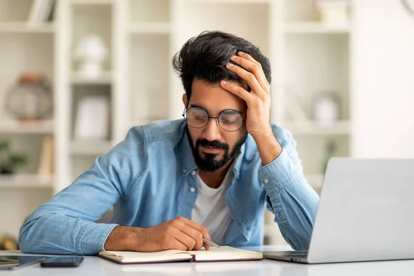 Jonge Indiase Freelancer Man Controleren Werkschema Notitieblok Thuis Knappe Oosterse — Stockfoto