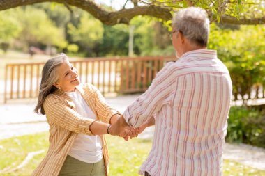 Eski Avrupalı karı ve kocanın el ele tutuşması, dans etmesi, eğlenmesi, birlikte yürümesi, parkta ve dışarıda boş zaman geçirmesi güzel. Aktif yaşam tarzı ve hafta sonları, romantik randevu, oyun