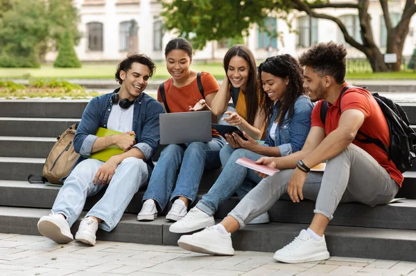 학생들의 친구들 캠퍼스 밖에서 휴식을 취하고 문화인 남녀들 노트북을 사용하고 — 스톡 사진