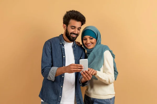 Fajna Aplikacja Podekscytowana Para Arabska Korzystająca Smartfona Razem Radośni Muzułmańscy — Zdjęcie stockowe