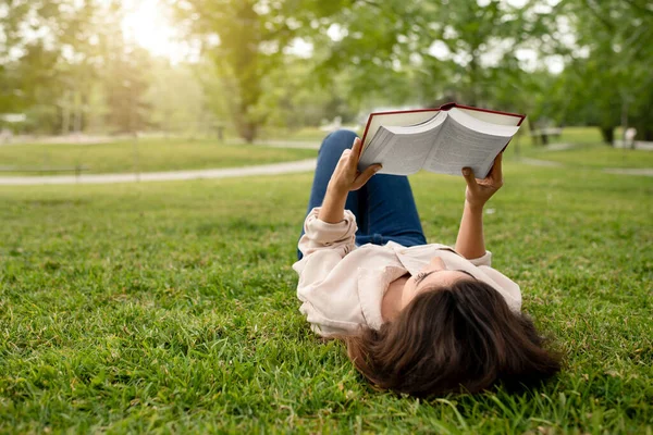 Студентська Молода Леді Читає Книгу Лежить Зеленій Траві Відкритому Повітрі — стокове фото