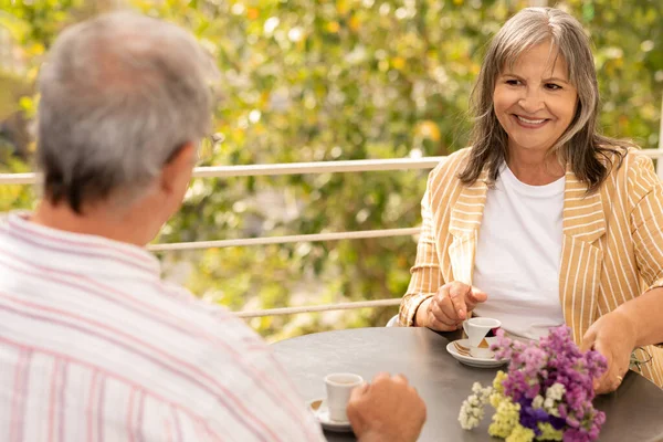 前向きな幸せな古い灰色の髪のヨーロッパの妻と夫は カフェ 屋外で良い朝とコーヒーカップをお楽しみください 退職者はロマンチックなデート ライフスタイル 自由な時間を持っています — ストック写真