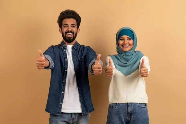 Happy Millilililililymuslim Couple Showing Thumbs Camera Smiling Young Arab Man — 스톡 사진