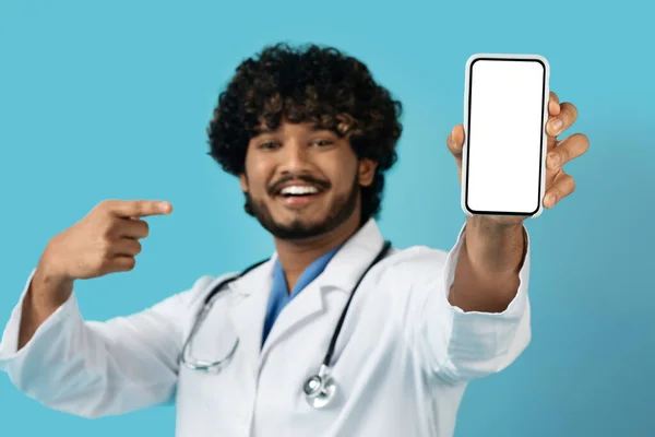 에서의 에서의 쾌활하게 긍정적으로 차려입은 의사가 배경에 고립되어 스크린을 스마트폰을 — 스톡 사진