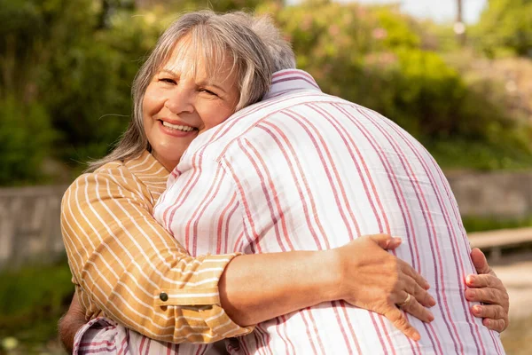 Šťastný Starý Evropský Manžel Objímající Manželku Užijte Procházku Spolu Podporu — Stock fotografie