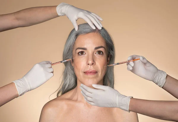 Mulher Sênior Bonita Recebendo Injeções Faciais Por Dois Cosmetologists Mãos — Fotografia de Stock