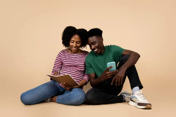 Suami Muda African Amerika Positif Dengan Telepon Istri Hamil Dengan — Stok Foto