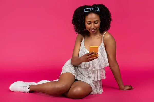 Vrolijke Jonge Zwarte Krullende Dame Typen Smartphone Chatten Sociale Netwerken — Stockfoto