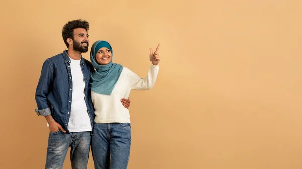 Plaats Voor Gelukkig Jong Moslim Paar Omarmen Wijzen Naar Kopieerruimte — Stockfoto