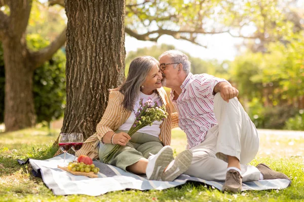 Smiling Old European Husband Gives Bouquet Flowers Wife Kiss Enjoy — Stock Photo, Image