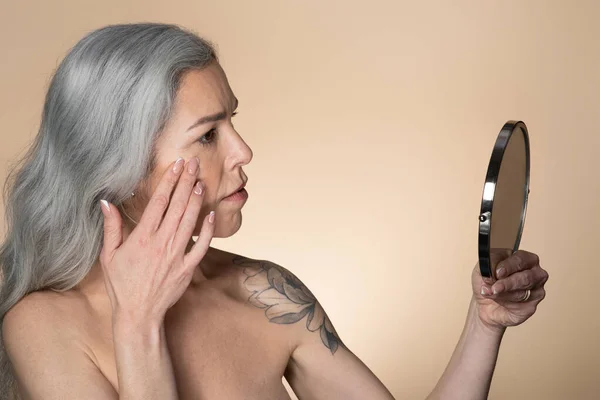Yaşlı Kadınlar Için Cilt Bakımı Güzel Gri Saçlı Bayan Aynaya — Stok fotoğraf
