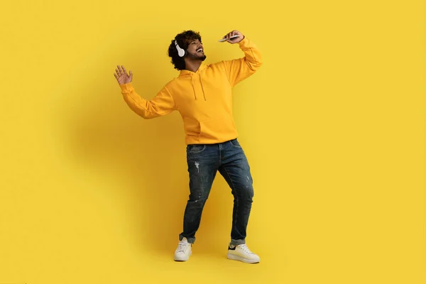 Komik Mutlu Yakışıklı Gündelik Kıyafetler Giyen Müzik Dinleyen Sarı Stüdyo — Stok fotoğraf